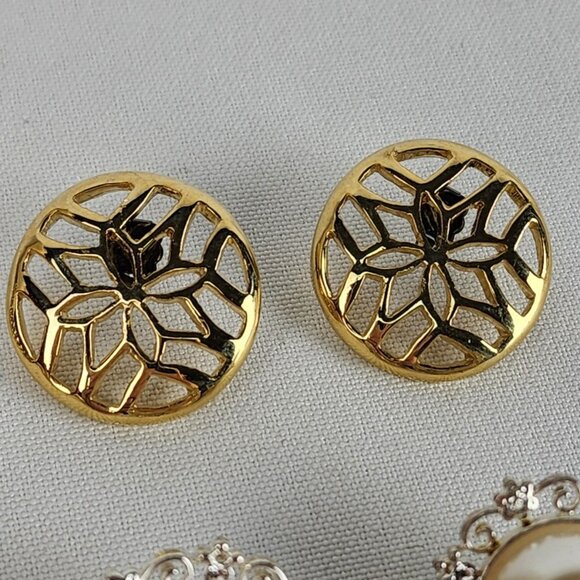 Vintage 80s Gold & Cream Flower Pierced Earrings - Picture 5 of 9